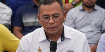 AMIRUDIN Shari ketika sidang media mengenai insiden bau abnormal di Sungai Kabul di sini, hari ini. -UTUSAN/ ISKANDAR ISHAK