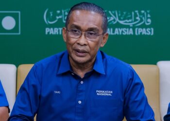 Timbalan Setiausaha Agung Perikatan Nasional (PN), Datuk Seri Takiyuddin Hassan ketika sidang media selepas menghadiri mesyuarat Majlis Tertinggi PN hari ini. -UTUSAN/ M. FIRDAUS M. JOHARI