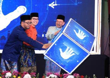 ANWAR Ibrahim merasmikan Majlis Berbuka Puasa dan Majlis Peluncuran Rakan Masjid X Rakan Muda Ramadan di Masjid Wilayah, Kuala Lumpur hari ini.-UTUSAN/ FARIZ RUSADIO