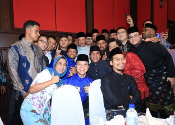ANWAR Ibrahim (tengah) ketika hadir pada Majlis Berbuka Puasa dan Majlis Peluncuran Rakan Masjid X Rakan Muda Ramadan di Masjid Wilayah, Kuala Lumpur hari ini.-UTUSAN/FARIZ RUSADIO