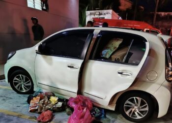 SEORANG wanita dijumpai tidak bernyawa dalam sebuah kereta jenis Perodua Myvi yang berkunci dan dipenuhi dengan pelbagai jenis barangan di kawasan stesen minyak Paya Terubong, George Town, Pulau Pinang.-IHSAN JBPM PULAU PINANG