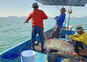 TIGA daripada lima lelaki warga Thailand yang ditahan kerana melakukan aktiviti menangkap ikan di perairan Malaysia selain tiada dokumen pengenalan diri yang sah di Langkawi. - IHSAN MARITIM MALAYSIA