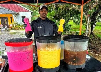 BEKAS pemain Harimau Malaya, Mohammad Gopi Rizqi meneruskan jualan air balang sempena Ramadan tahun ini di Kampung Api-Api, Pontian.