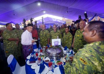 SAIFUDDIN Nasution Ismail menyampaikan sumbangan kepada penerima selepas Majlis Penerapan Nilai-Nilai Murni di Kementerian Dalam Negeri, Putrajaya. - UTUSAN/FAISOL MUSTAFA