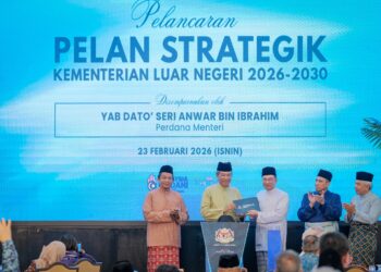 ANWAR Ibrahim (tengah) melancarkan Pelan Strategik Kementerian Luar Negeri 2026-2030 ketika Majlis Berbuka Puasa Bersama Perdana Menteri di Wisma Putra, Putrajaya. - UTUSAN/FAIZ ALIF ZUBIR