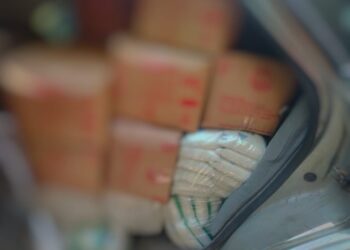 SEBAHAGIAN gula dan minyak masak yang cuba diseludup ke Thailand selepas ditahan KPDN Kelantan di Kampung Tasek, Rantau Panjang, Kelantan kelmarin-IHSAN KDPN KELANTAN.