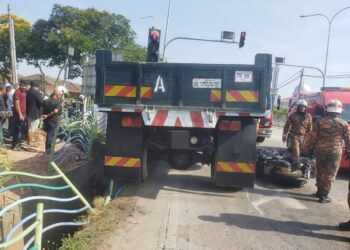 SEORANG warga emas maut dipercayai akibat dirempuh oleh sebuah lori di persimpangan lampu isyarat berhampiran Masjid Ibadur Rahman, Taman Abdullah Fahim, Kepala Batas, Pulau Pinang.-IHSAN JBPM PULAU PINANG