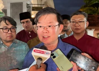 CHOW Kon Yeow ketika ditemui pemberita selepas majlis berbuka puasa anjuran pertubuhan Liga Muslim Pulau Pinang di pekarangan Masjid Kapitan Keling di George Town, Pulau Pinang, malam ini.
