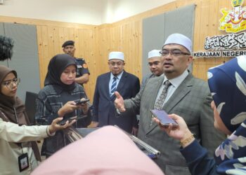 MOHAMED Fadzli Hassan (kanan) semasa sidang media selepas mesyuarat Mingguan Exco di Kompleks Kota Darulnaim, Kota Bharu, Kelantan hari ini. - UTUSAN/MUSTAQIM MOHAMED