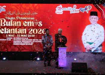 KAMARUDIN Md. Nor (kanan) semasa melakukan gimik perasmian Bulan Emas Kelantan 2026 di Kota Bharu, Kelantan malam tadi-UTUSAN/KAMARUL BISMI KAMARUZAMAN.