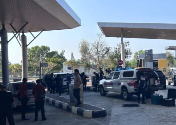 MANGSA dilaporkan berada di dalam sebuah kenderaan sebelum suspek menghampiri dan melepaskan dua das tembakan.