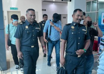 KETIGA-tiga OKS yang mengaku bersalah membuang puntung rokok di tempat awam dibawa keluar dari Mahkamah Sesyen Kangar, Perlis, hari ini.-UTUSAN/ASYRAF MUHAMMAD