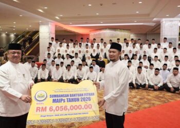 TUANKU Syed Faizuddin Putra Jamalullail berkenan menyerahkan simbolik pelancaran Sumbangan Bantuan Fitrah MAIPs Bagi Tahun 2026 berjumlah RM6,056,000 kepada Ketua Pegawai Eksekutif MAIPs, Mohd Nazim Mohd Noor di ibu negara semalam.