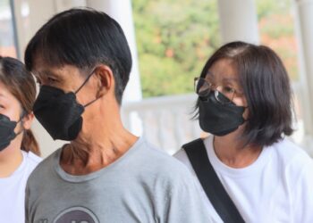 NG Eng Chen (tengah) dan isterinya, Lim Paik Eng (kanan) didakwa di Mahkamah Sesyen George Town, Pulau Pinang hari ini atas 58 pertuduhan iaitu gagal membayar cukai perkhidmatan dan penalti sebanyak RM320,337. - UTUSAN/DANIAL SAAD