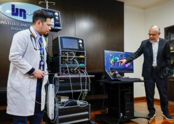 AZLAN Hussin (kanan) pada sidang akhbar Sistem Pemetaan & Ablasi Affera Prism-2, di Institut Jantung Negara. -UTUSAN/SHIDDIEQIIN ZON