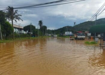 SITUASI banjir di Jalan Amboi Satu, Tenom, Sabah.