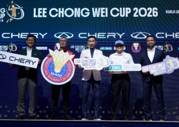 PRESIDEN Persatuan Badminton Malaysia (BAM), Datuk Seri Tengku Datuk Seri Zafrul Tengku Abdul Aziz (dua kiri) bersama lagenda badminton negara yang juga Pengerusi Jawatankuasa Prestasi BAM, Datuk Seri Lee Chong Wei (tengah) bersama barisan penaja pada pelancaran Kejohanan Badminton Piala Lee Chong Wei di Akademi Badminton Malaysia, Bukit Kiara di sini hari ini.-UTUSAN/ FAUZI BAHARUDIN