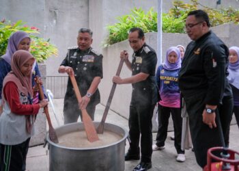 ZAKARIA Shaaban ketika ditemui pada Program Semarak Ramadan Jabatan Imigresen di Ibu Pejabat Imigresen Putrajaya. - UTUSAN/FAIZ ALIF ZUBIR