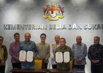 ARMIZAN Mohd Ali (empat kanan) bersama Mohammed Taufiq Johari (empat kiri) menyaksikan Majlis Menandatangani Surat Persefahaman antara MyCC dengan KBS. - UTUSAN/FAISOL MUSTAFA