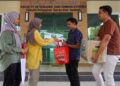 MUHAMMAD Irsyad Ilham Sophian (dua dari kanan) ketika menerima bantuan pada 
Jelajah Mulia Bersama Mahsuri Dagang di  Nilai, Negeri Sembilan, Jumaat lalu.  – UTUSAN/ISKANDAR ISHAK
