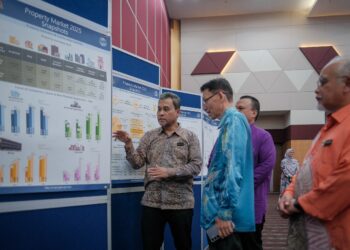 ABDUL Razak Yusak (tengah) ketika merasmikan Majlis Pelancaran Laporan Pasaran Harta Tahun 2025 di Dewan Jubli, INSPEN. UTUSAN/FAIZ ALIF ZUBIR