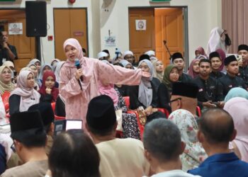 FADHLINA Sidek mengadakan sesi penerangan ketika Program Jaulah Ramadan KPM 2026 di SMKA Maahad Muar, Johor semalam. - UTUSAN/AMRAN ALI