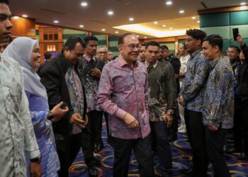 ANWAR Ibrahim ketika Majlis Perjumpaan Perdana Menteri bersama warga KDN dan Ihya Ramadan di Kompleks Setia Perkasa, Putrajaya. - UTUSAN/FAIZ ALIF ZUBIR
