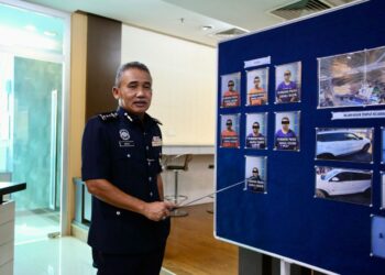 ADZLI Abu Shah menunjukkan gambar tujuh suspek yang diberkas pihak polis dipercayai terlibat dalam kejadian tembakan Komander AKPS Bukit Kayu Hitam pada sidang akhbar di Alor Setar. - UTUSAN/ SHAHIR NOORDIN