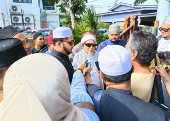 ABDUL Hadi Awang ketika ditemui pemberita selepas menyampaikan kuliah duha di Masjid Rusila, Marang, Terengganu,