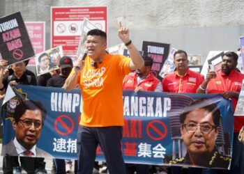 ALBERT Tei pada himpunan turun Azam Baki di Ibu Pejabat SPRM, Putrajaya.- UTUSAN/FAISOL MUSTAFA