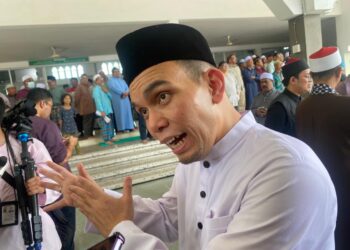 SYAHREDZAN JOHAN sewaktu ditemui pemberita selepas menunaikan Solat Jumaat bersama Perdana Menteri di Masjid Jamek Bandar Kajang, di sini hari ini.