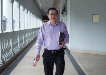 LIM Guan Eng hadir ke mahkamah sekitar jam 9.30 pagi bagi perbicaraan projek terowong dasar laut di Mahkamah Sesyen Jenayah di sini, hari ini. - UTUSAN/ISKANDAR ISHAK