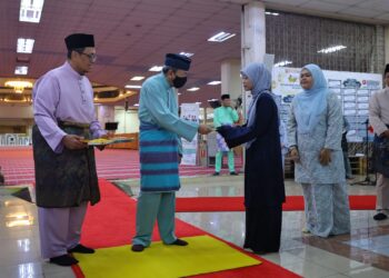 SULTAN Sharafuddin Idris Shah Alhaj berkenan menyempurnakan penyampaian sumbangan Aidilfitri kepada 50 pelajar asnaf dalam Majlis Berbuka Puasa dan Solat Tarawih di Masjid Universiti Putra Malaysia, Serdang.