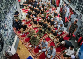 RAJA Muda Perlis Brigedier Jeneral Tuanku Syed Faizuddin Putra Jamalullail berkenan berbuka puasa di 'Majlis Iftar' bersama warga Markas Pemerintahan Armada Timur (MAWILLA) 2 yang diadakan di dalam KD Kelantan di Pangkalan Tentera Laut Diraja Malaysia Sandakan.