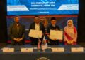 Hairul Ridza Hayata (dua dari kiri) dan Penolong Naib Canselor (Pemerkasaan Adiwangsa) UiTM, Prof. Dr. Amer Shakir Zainol (dua dari kanan) menunjukkan dokumen MoU yang mereka tandatangani di Bandar Enstek baru-baru ini