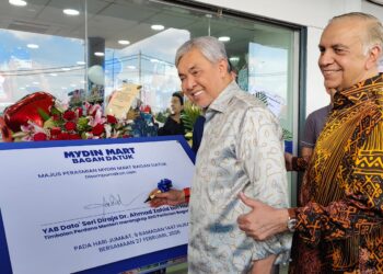 AHMAD Zahid Hamidi menandatangi plak sebagai simbolik perasmian Mydin Mart Bagan Datuk  hari ini.