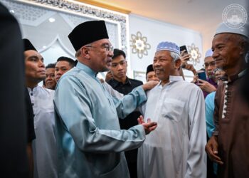 ANWAR Ibrahim beramah mesra dengan jemaah selepas menunaikan solat Jumaat di Masjid Jamek Kajang, Bandar Kajang, Selangor semalam. – PEJABAT PERDANA MENTERI