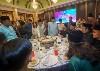 ANWAR Ibrahim menyantuni tujuh pemuda yang bertindak pantas menyelamatkan seorang ibu dan dua anak kecil dalam nahas di Kundang pada Majlis Berbuka Puasa Perdana Menteri Bersama Penggiat Media dan Pempengaruh di Kompleks Seri Perdana, Putrajaya. - UTUSAN/FAISOL MUSTAFA