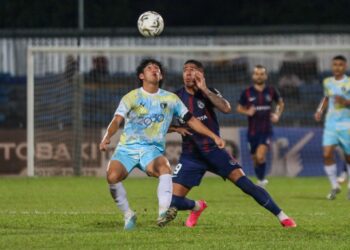 PEMAIN JDT, Bergson Da Silva (dua dari kiri) diasak oleh pemain Penang FC, Kamil Jaser Amirul (kiri) dalam aksi Liga Super di Stadium Bandaraya, Pulau Pinang, malam ini.UTUSAN/DANIAL SAAD