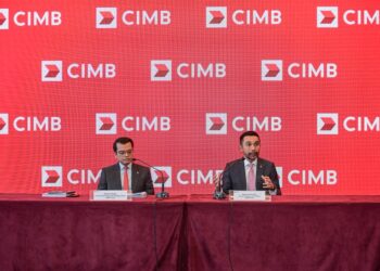 KETUA Pegawai Eksekutif Kumpulan CIMB Group, Novan Amirudin (kanan) ketika sesi sidang media pada pembentangan prestais kewangan CIMB Group di Menara CIMB, KL Sentral di sini, hari ini. - UTUSAN/SYAKIR RADIN