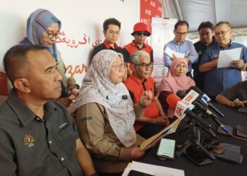 FUZIAH Salleh (duduk, dua kiri) semasa sidang media selepas mengadakan sesi Walkabout Bazar Ramadan Rahmah (BRR) Peringkat Zon Timur di pekarangan Mydin Mall, Tunjong, Kota Bharu, Kelantan-UTUSAN/YATIMIN ABDULLAH.
