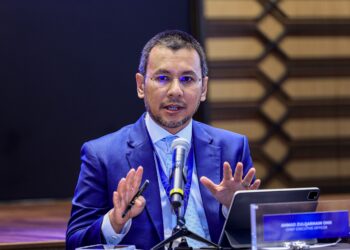 AHMAD Zulqarnain Onn bercakap dalam sidang akhbar Pembentangan Dividen KWSP Bagi Tahun 2025 di Menara KWSP, Kwasa Damansara, Selangor. - UTUSAN/FARIZ RUSADIO