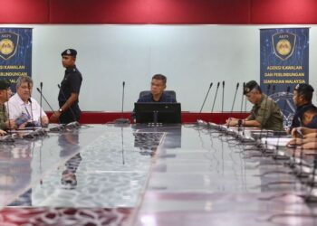 SAIFUDDIN Nasution Ismail menghadiri taklimat tertutup ketika melakukan lawatan ke Kompleks ICQS Bukit Kayu Hitam di Kubang Pasu. - UTUSAN/ SHAHIR NOORDIN