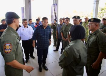 SAIFUDDIN Nasution Ismail (tengah) bertemu dengan pegawai dan anggota AKPS ketika melakukan lawatan ke pintu masuk di Kompleks ICQS Bukit Kayu Hitam, Kubang Pasu, Kedah hari ini. - UTUSAN/SHAHIR NOORDIN