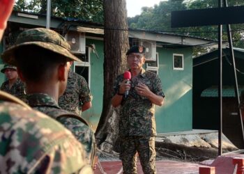 MALEK Razak Sulaiman memberikan kata-kata semangat kepada pegawai dan anggota semasa melakukan lawatan kerja ke Pos Tanjung Sepang, Kota Tinggi, Johor hari ini.