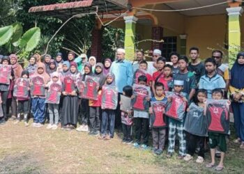 Bersama ibu bapa dan kanak-kanak selepas menyampaikan bantuan persiapan masuk sekolah di sebuah Felda DUN Pulau Tawar, Jerantut.