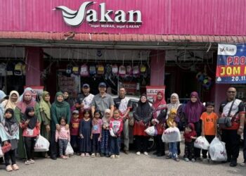 Menyantuni pelajar asnaf berbelanja pakaian seragam sekolah dan alat tulis di bandar Rompin, Pahang.