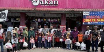 Menyantuni pelajar asnaf berbelanja pakaian seragam sekolah dan alat tulis di bandar Rompin, Pahang.