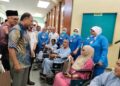 ZAMBRY Abd. Kadir menyantuni pesakit sempena Ramadan dan Tahun Baharu Cina 2026 di Hospital Seri Manjung hari ini.