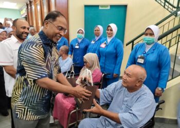 ZAMBRY Abd. Kadir menyantuni pesakit sempena Ramadan dan Tahun Baharu Cina 2026 di Hospital Seri Manjung hari ini.